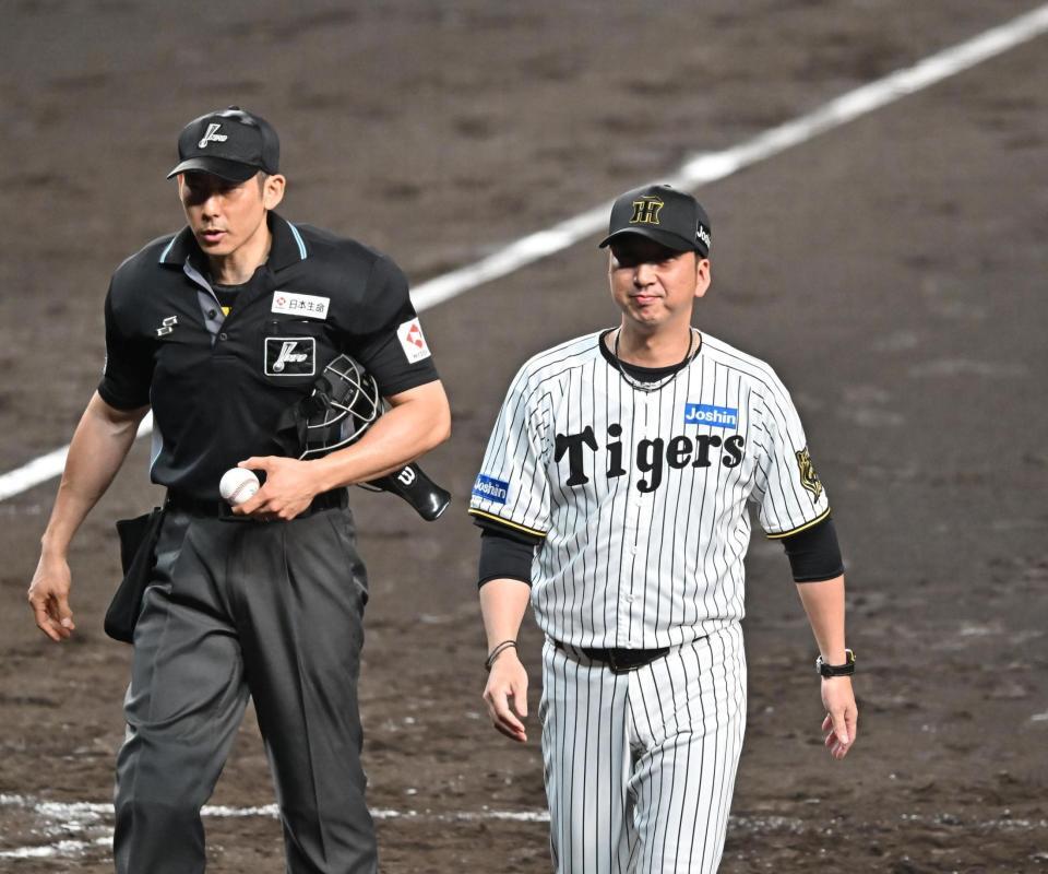 　５回、危険球退場の才木に代わり湯浅を告げた藤川監督（撮影・西田忠信）