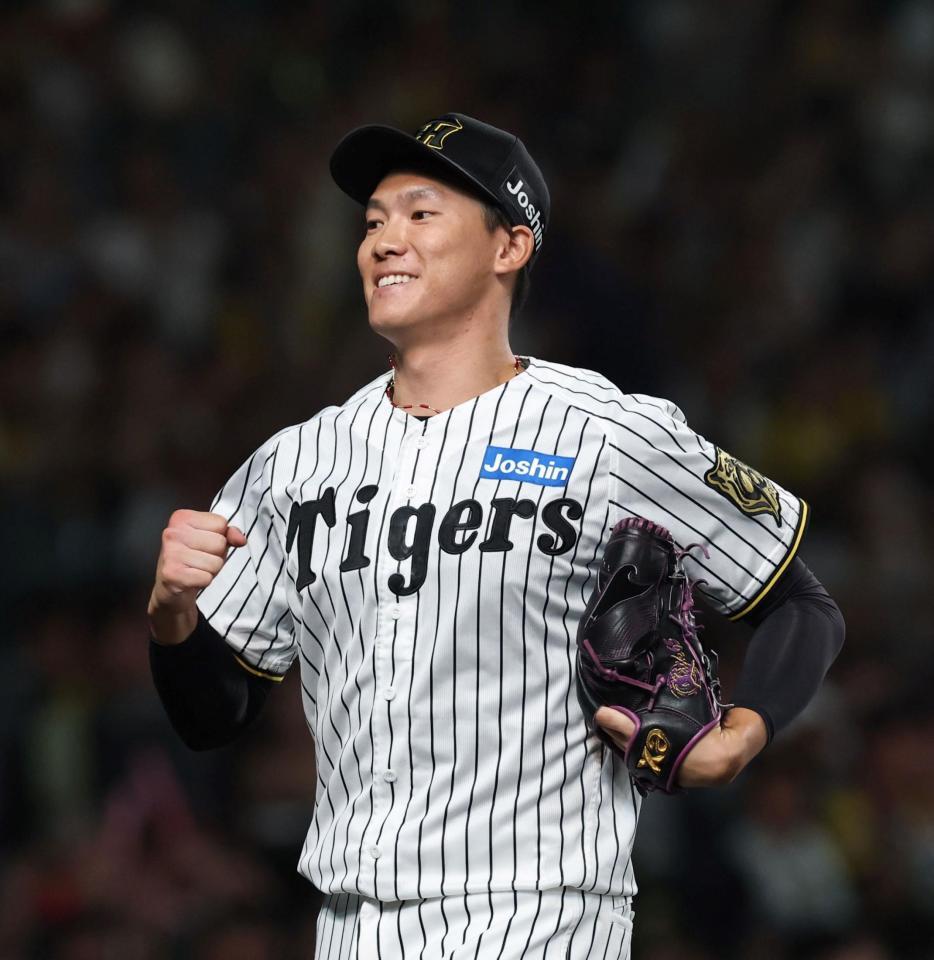 　５回、無失点に抑え、意気揚々とベンチに戻る湯浅（撮影・北村雅宏）