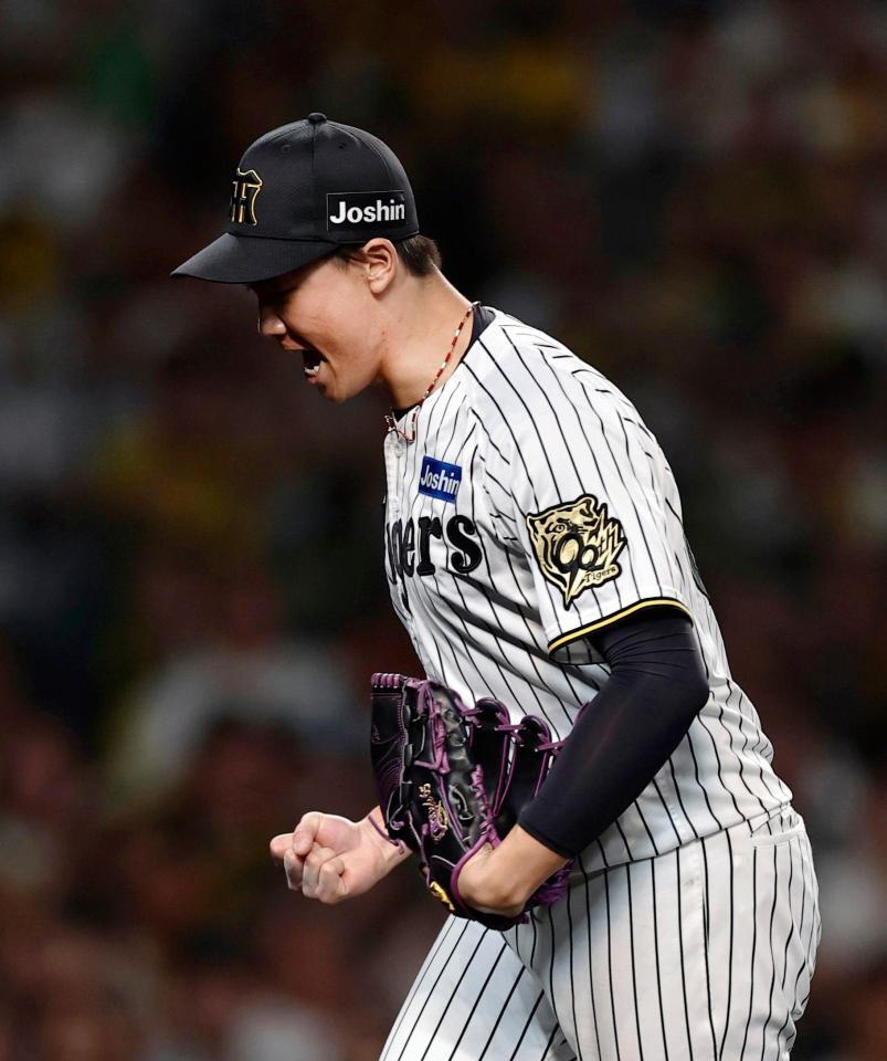 　５回、２死二塁のピンチを切り抜け、雄たけびを上げる湯浅