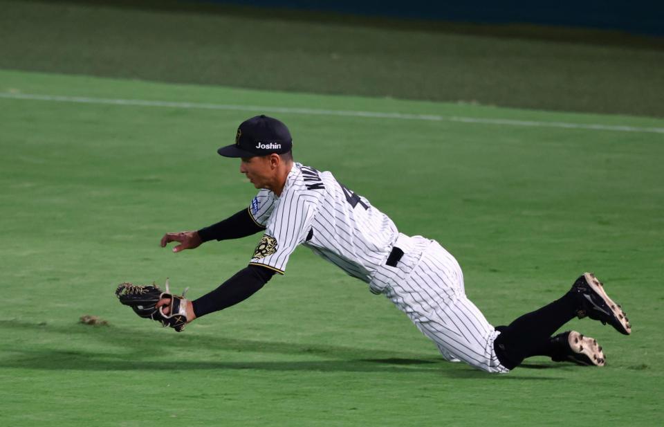 　７回、熊谷は佐々木の飛球を好捕する（撮影・山口登）