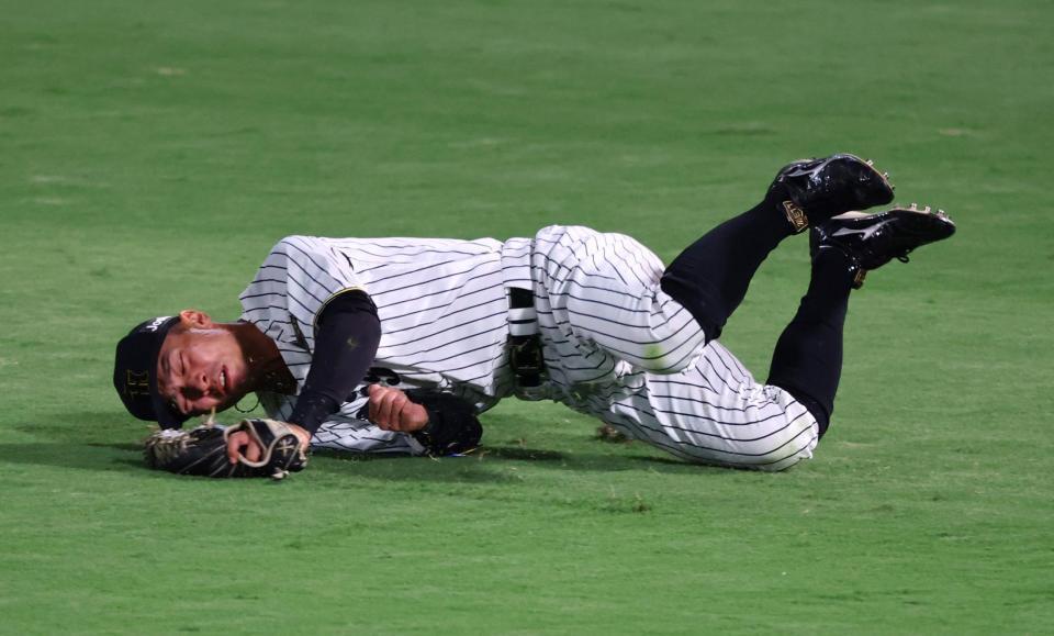 　７回、熊谷は佐々木の飛球を好捕する（撮影・山口登）