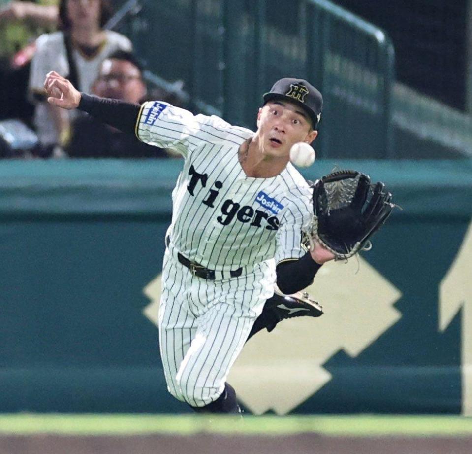 　７回、佐々木の打球を好捕する熊谷（撮影・北村雅宏）