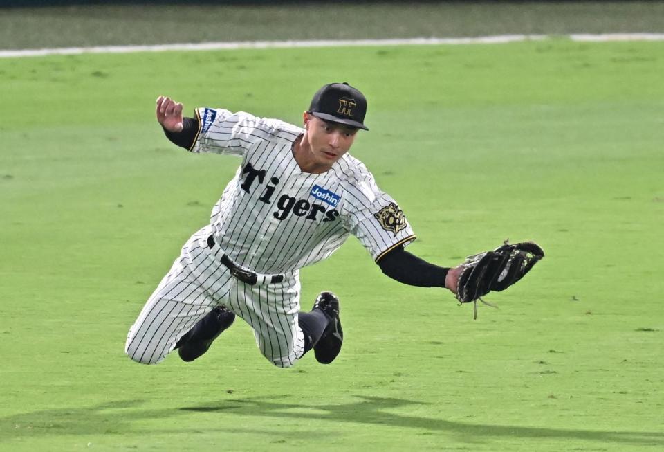 　７回、佐々木の打球を好捕する熊谷（撮影・西田忠信）