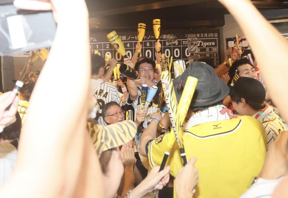 　阪神が先制し喜ぶＴＩＧＥＲ　ＳＴＡＤＩＵＭの阪神ファン（撮影・石井剣太郎）