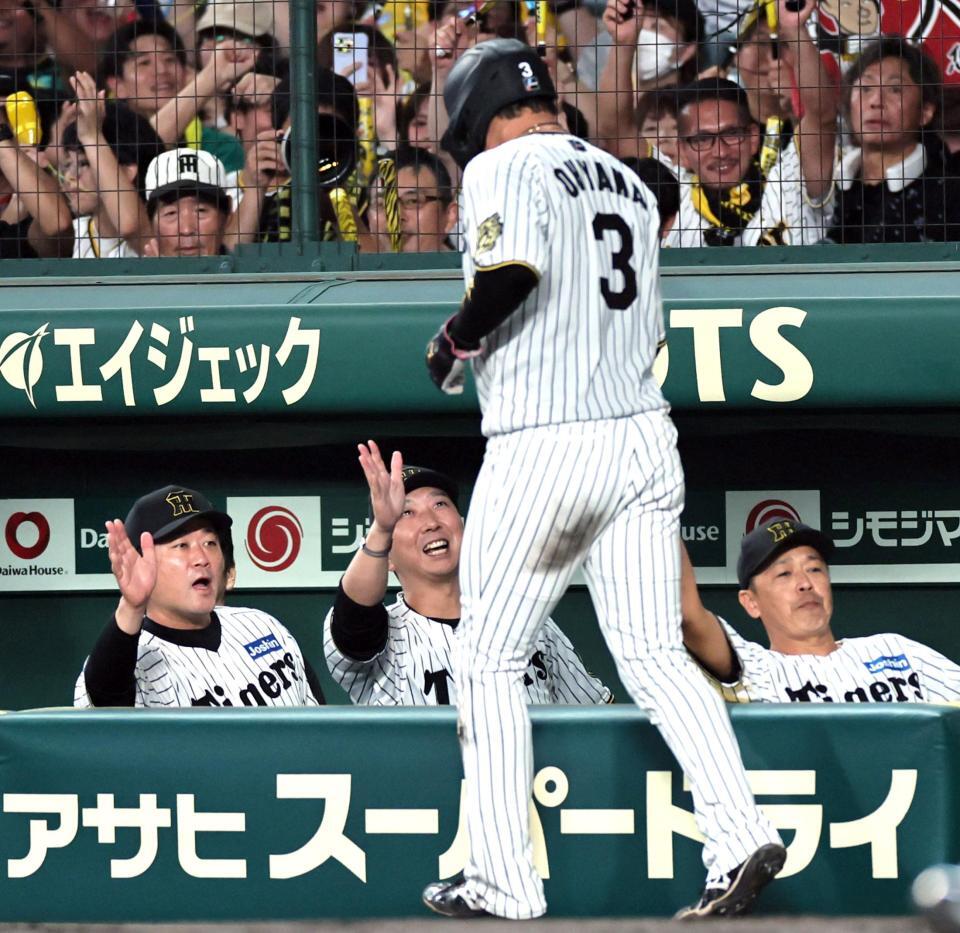 　２回、生還した大山を迎える藤川監督（撮影・田中太一）