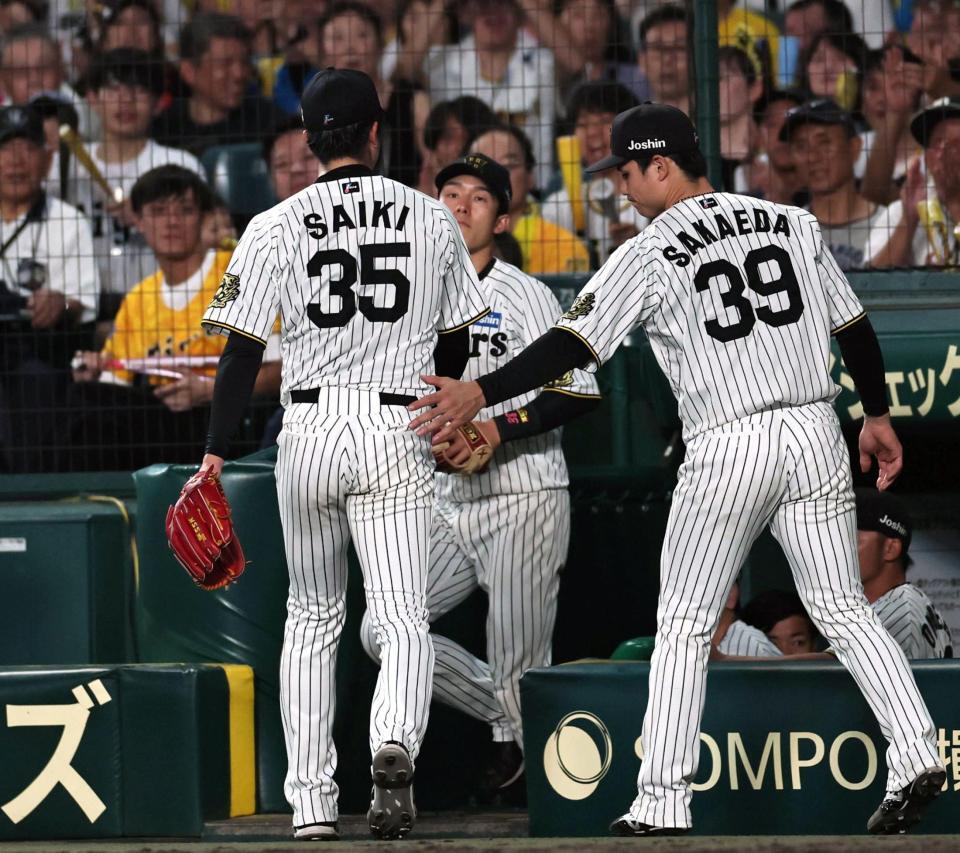 　５回、石原への死球で危険球退場となりベンチへ下がる才木（撮影・田中太一）