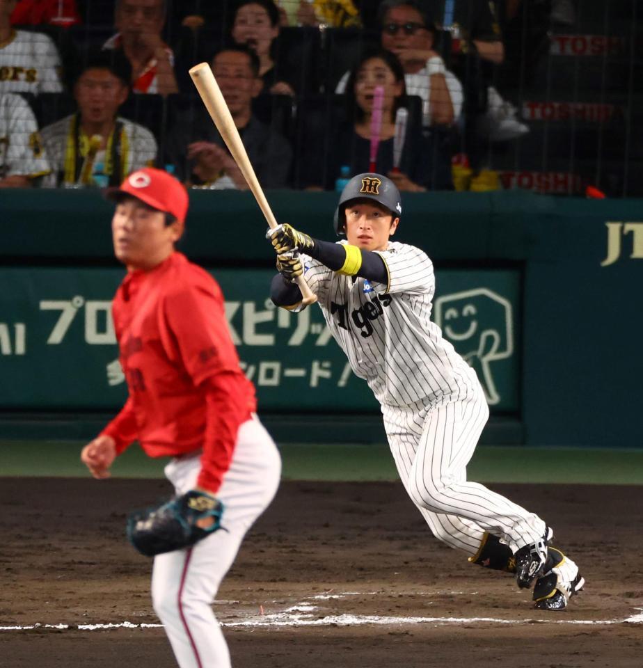 　６回、中犠飛を放つ近本（投手　栗林）＝撮影・山口登