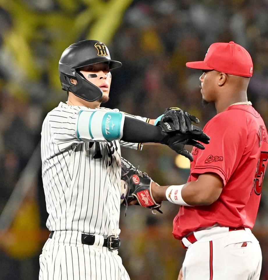 　５回、二塁打を放った佐藤輝