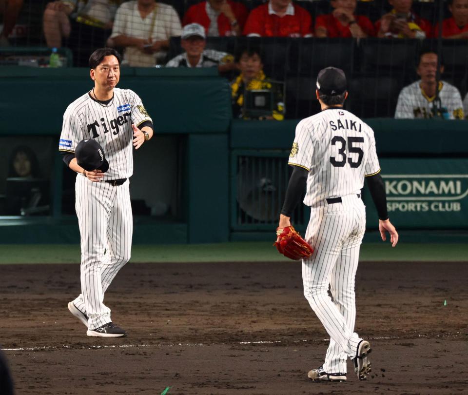 　５回、才木が危険球退場になり、藤川監督はベンチを出て帽子を取って謝罪する（撮影・山口登）