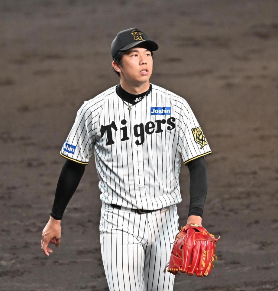 　５回、石原への死球で危険球退場となる才木（撮影・西田忠信）