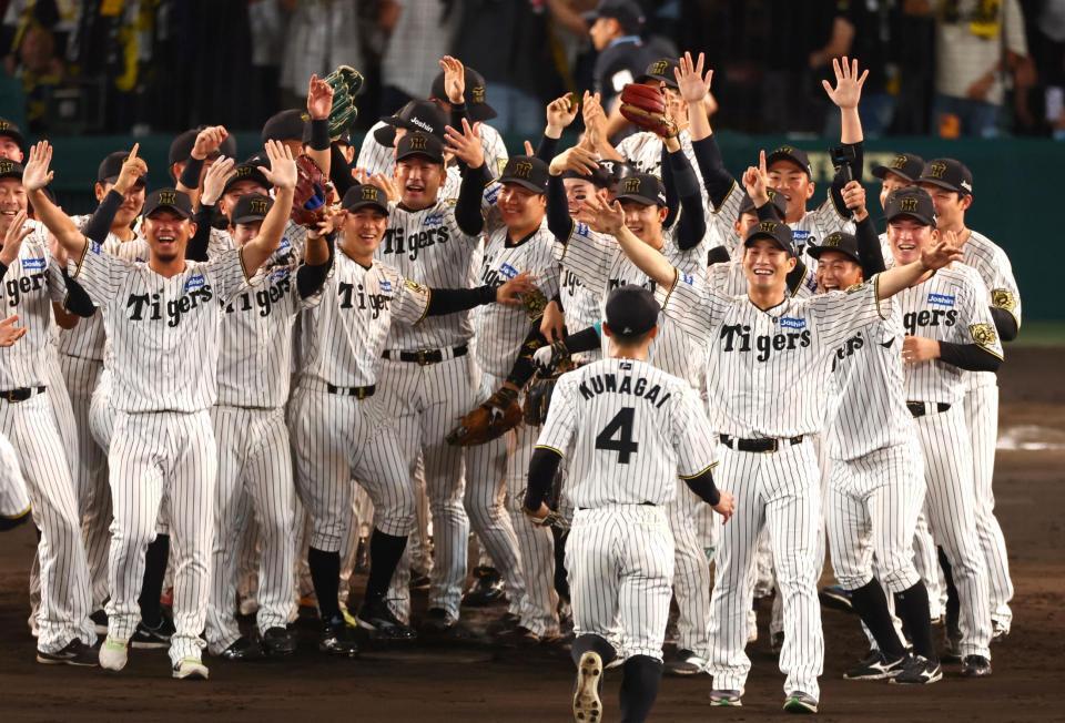 　優勝を決め喜ぶ阪神ナイン（撮影・山口登）