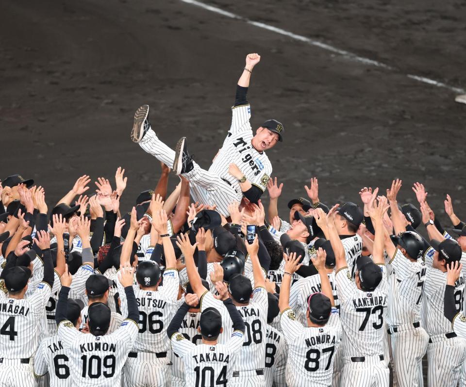 　胴上げされる藤川監督（撮影・金田祐二）