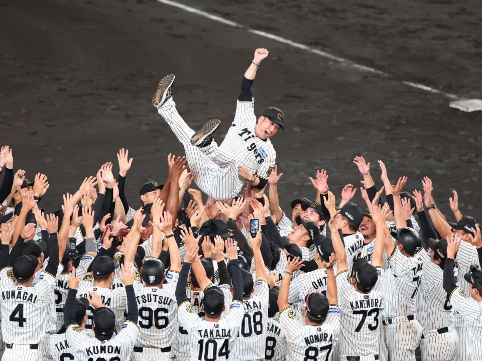 　胴上げされる藤川監督（撮影・金田祐二）