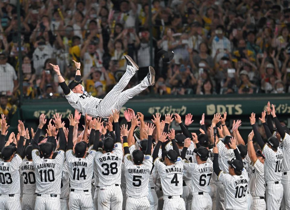 　優勝を決め、宙を舞う藤川監督（撮影・飯室逸平）