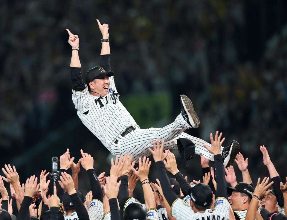 　優勝を決め胴上げされる藤川監督（撮影・田中太一）