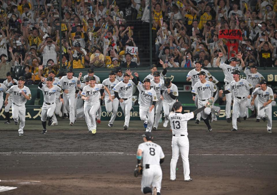　優勝の瞬間、ベンチを駆けだし歓喜する阪神ナイン（撮影・飯室逸平）