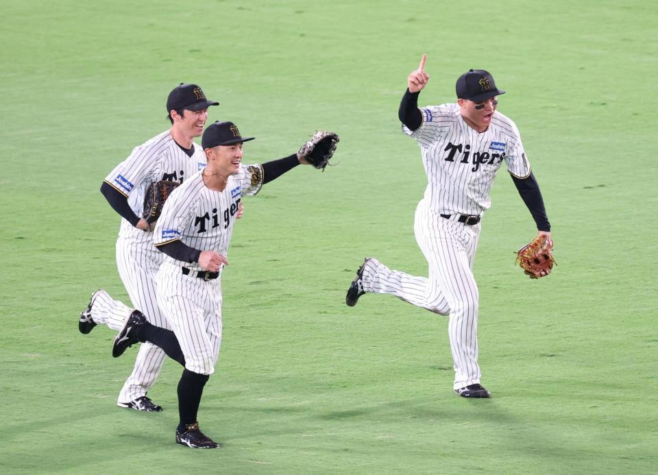 　歓喜の森下。熊谷、近本（撮影・金田祐二）