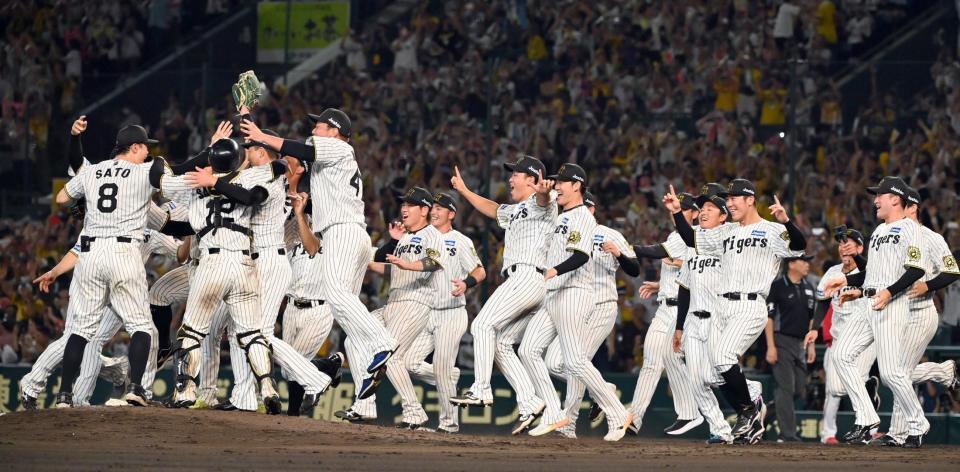 　セ・リーグ優勝を決め、喜ぶ阪神ナイン
