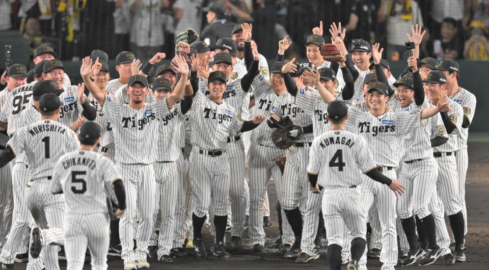 　セ・リーグ優勝を決め、喜ぶ阪神ナイン