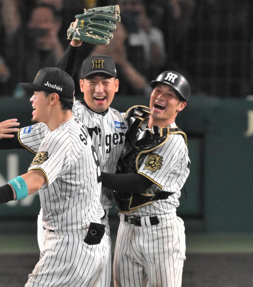 　セ・リーグ優勝を決め、抱き合って喜ぶ坂本（右）と岩崎ら