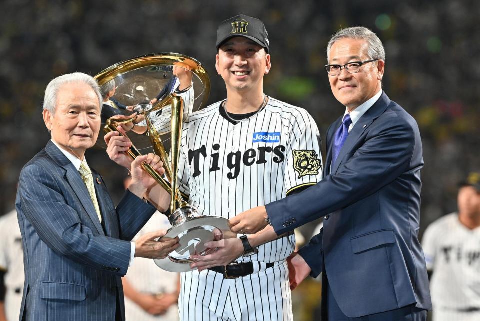 　セ・リーグ優勝を決め、トロフィーを受け取る藤川監督（中）