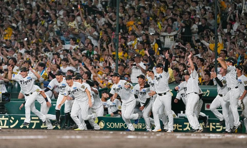 　２年ぶり７度目の優勝を決め、大喜びで駆け出す阪神ナイン