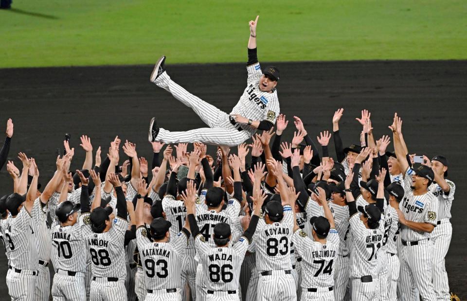 　２年ぶり７度目の優勝を決め、胴上げされる藤川監督