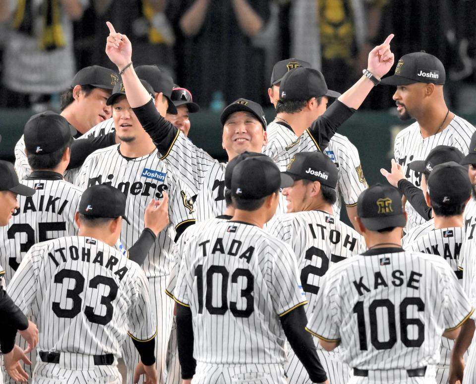 　セ・リーグ優勝を決め、喜ぶ藤川監督（中）