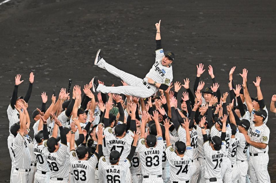 　リーグ優勝を決め胴上げされる藤川監督（撮影・西田忠信）