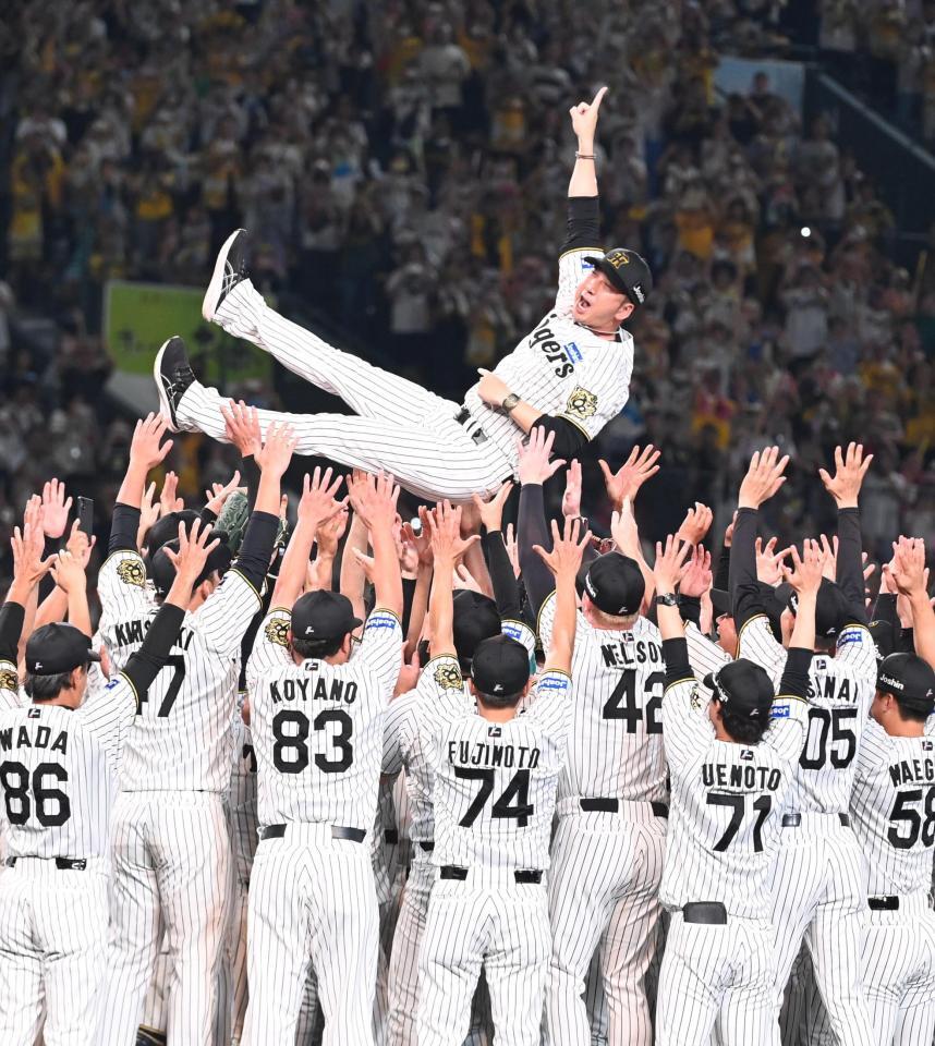 　２年ぶり７度目のセ・リーグ優勝を決め、胴上げされる藤川監督