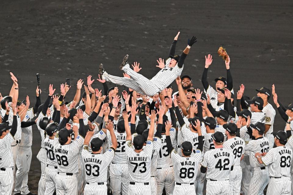 　リーグ優勝を決め胴上げされる中野（撮影・西田忠信）
