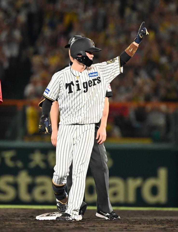 　３回、二塁打を放った中野