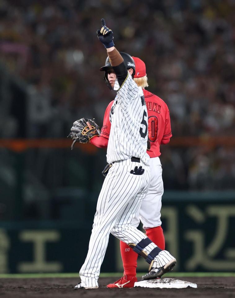 　３回、二塁打を放ち、指を立てる中野（撮影・北村雅宏）