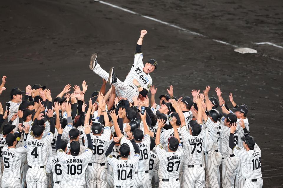 　胴上げされる藤川監督（撮影・金田祐二）