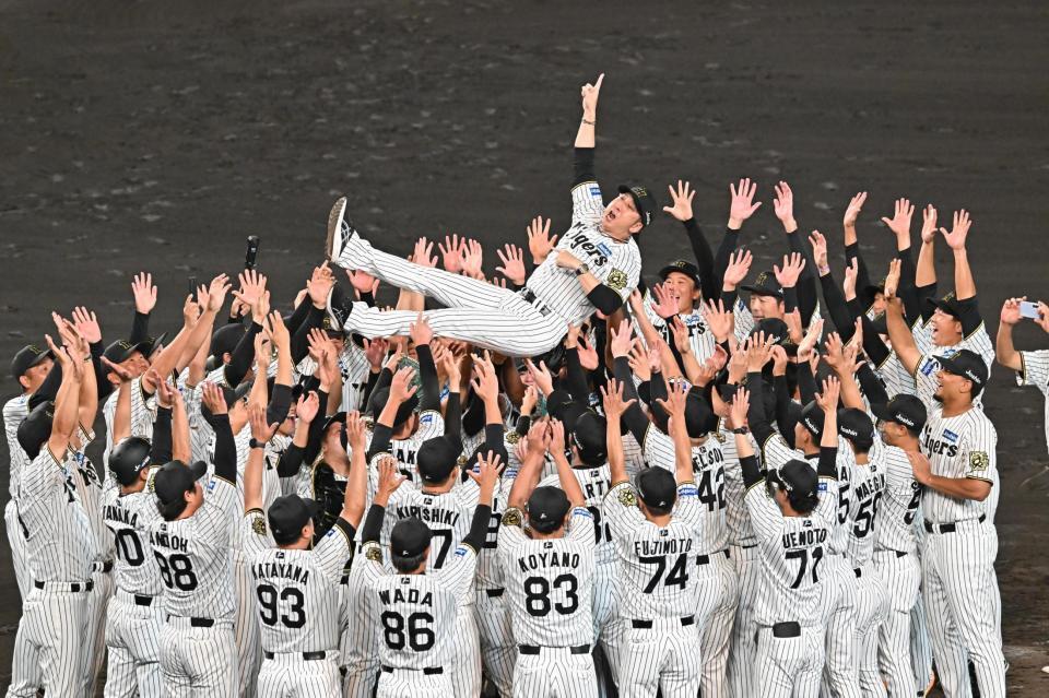 　リーグ優勝を決め胴上げされる藤川監督（撮影・西田忠信）