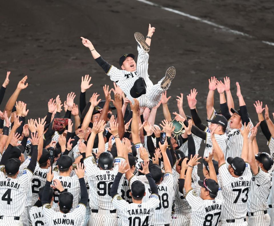 　胴上げされる藤川監督（撮影・金田祐二）