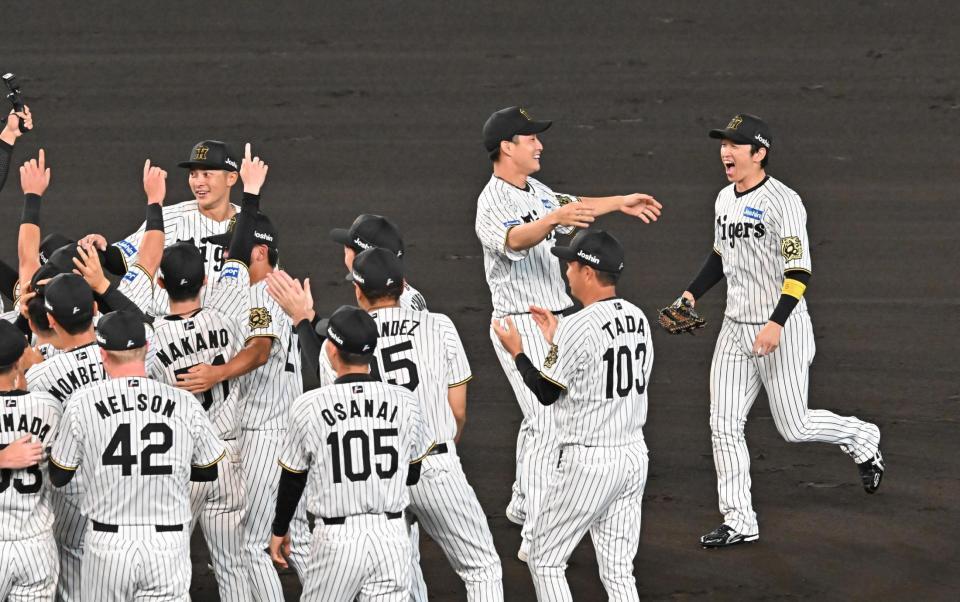 　リーグ優勝を決め、歓喜の輪に加わる近本（右）＝撮影・西田忠信