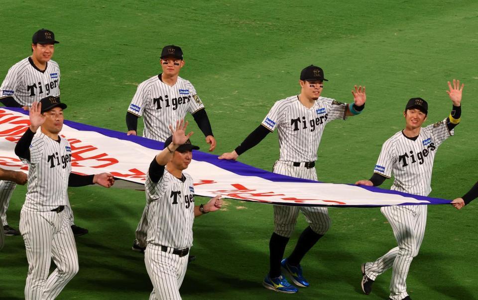 　優勝ペナントを手に場内一周する近本ら阪神ナイン（撮影・山口登）