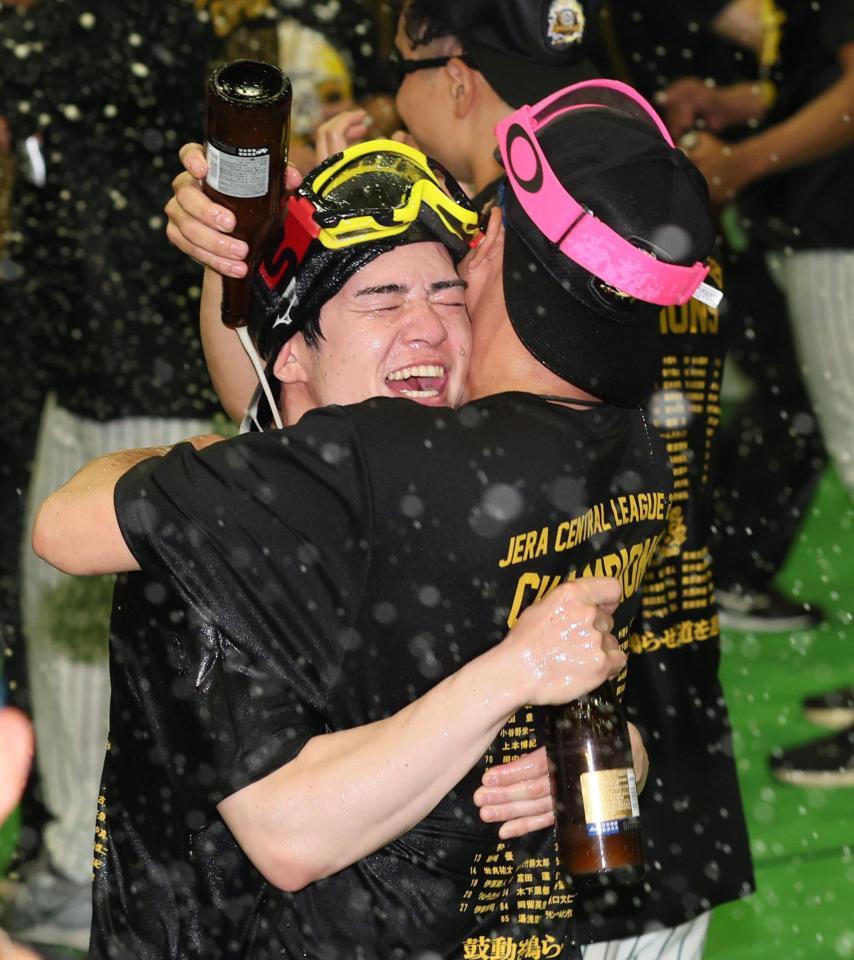 　勝利の美酒に酔いしれる中野（撮影・北村雅宏）
