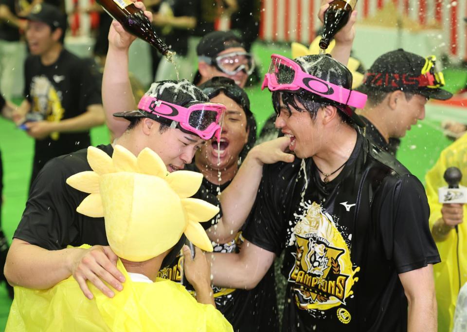 　ビールかけで盛り上がる才木、佐藤輝ら（撮影・田中太一）