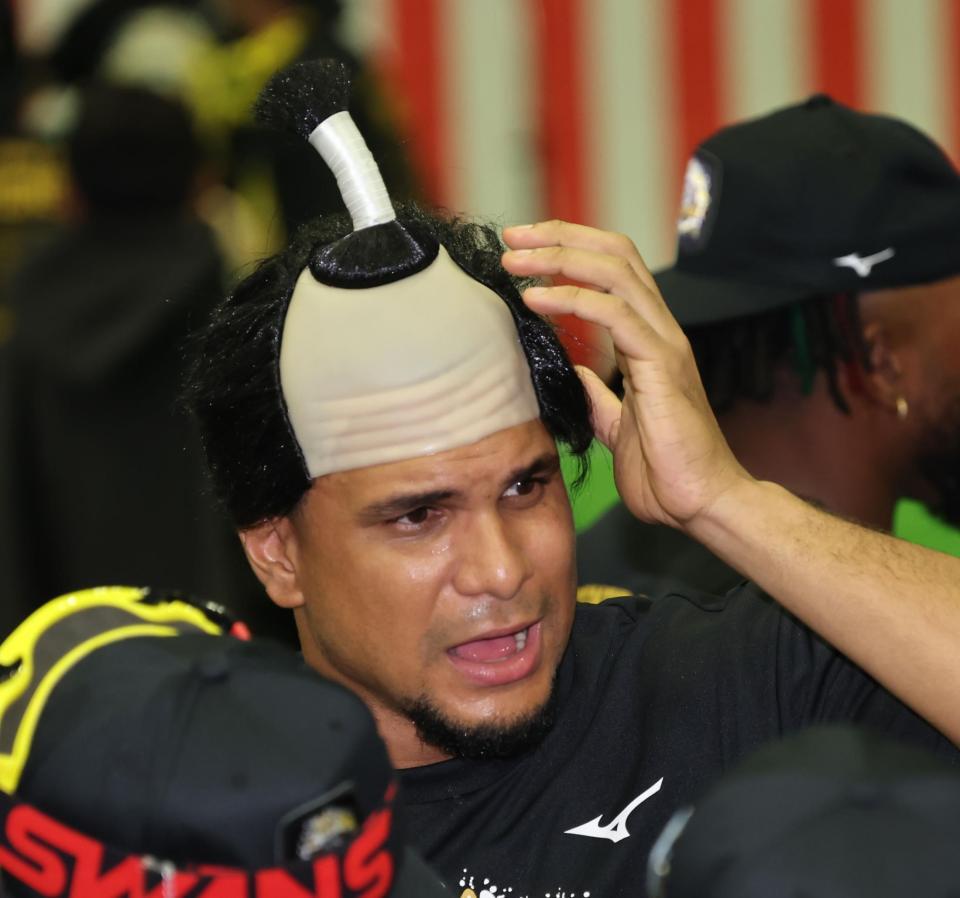 　ちょんまげ姿のヘルナンデス（撮影・田中太一）