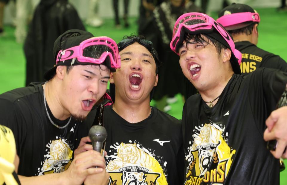 　ビールかけで盛り上がる佐藤輝、村上、才木ら（撮影・田中太一）