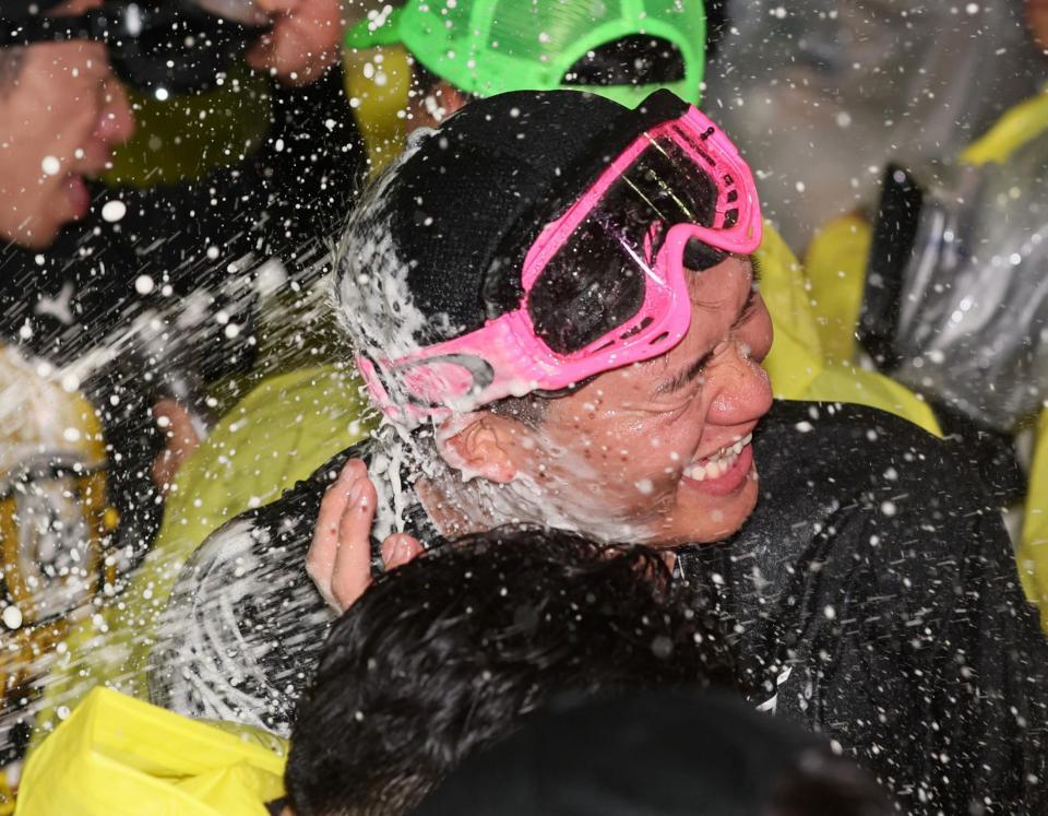 　勝利の美酒に酔いしれる森下（撮影・北村雅宏）