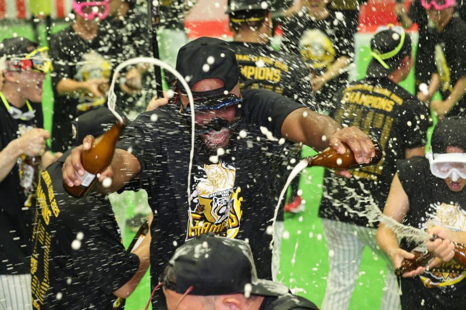 　ビールかけで盛り上がるドリス（撮影・田中太一）