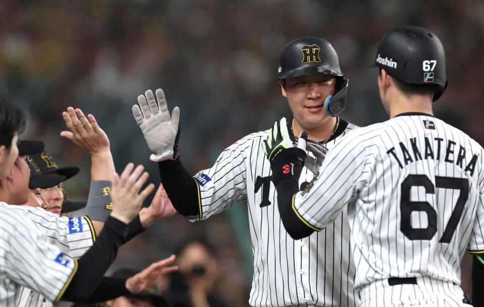 　２回、高寺（６７）の犠飛で先制の生還を果たし、タッチを交わす大山（撮影・北村雅宏）