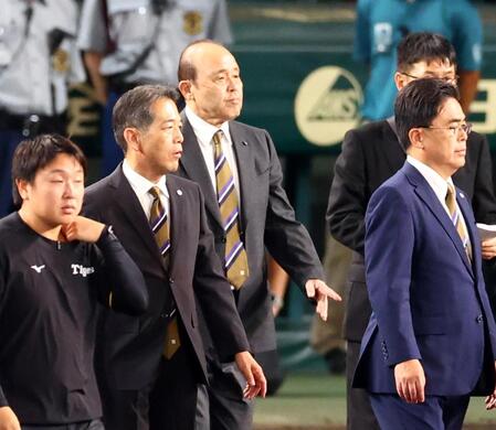 　ベンチを出て記念撮影に向かう岡田彰布オーナー付顧問（中央左）＝撮影・山口登