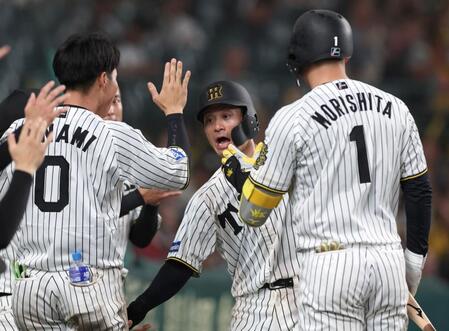 　６回、近本の犠飛で生還し、ナインとタッチを交わす坂本（中央）＝撮影・北村雅宏