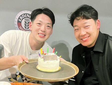 　大山の１０００試合出場を祝う龍さん（左）と大山（本人提供）