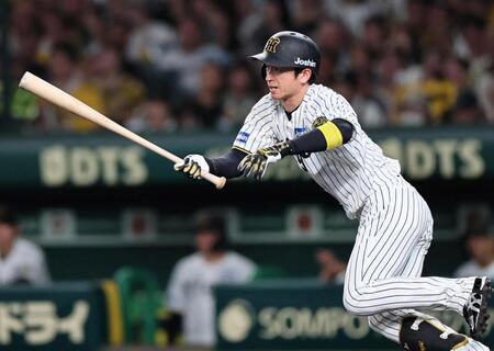 　４回、内野安打を放つ近本（撮影・田中太一）