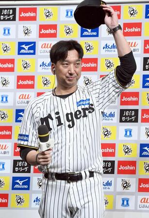 　優勝監督インタビューでファンの声援に応える藤川監督